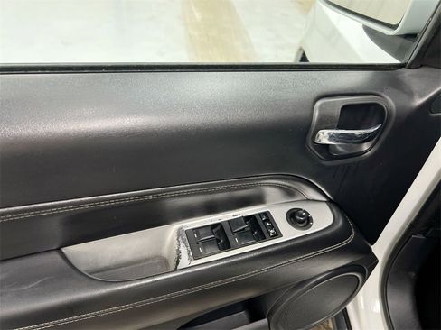 Used 2016 Jeep Compass Latitude image 18