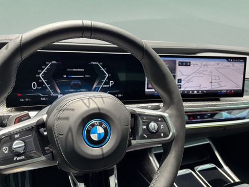 Used 2023 BMW i7 xDrive60 w/ Executive Package 2 AWD/4WD image 29