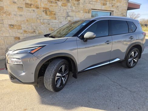 Used 2022 Nissan Rogue SL w/ SL Premium Package image 2