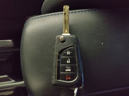 Used 2020 Toyota Corolla SE FWD image 32