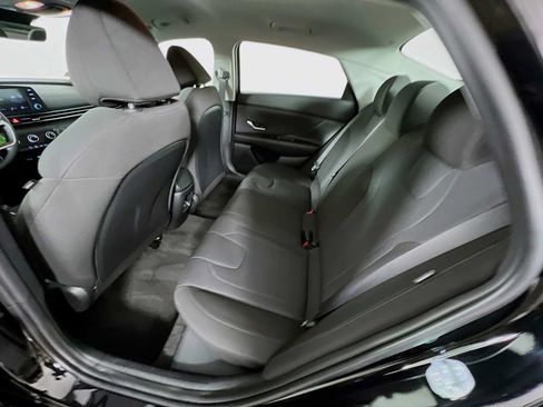 Certified 2025 Hyundai Elantra SE FWD image 24