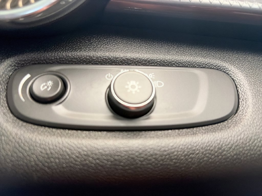 Used 2025 Chevrolet Trax ACTIV w/ Sunroof Package FWD image 18