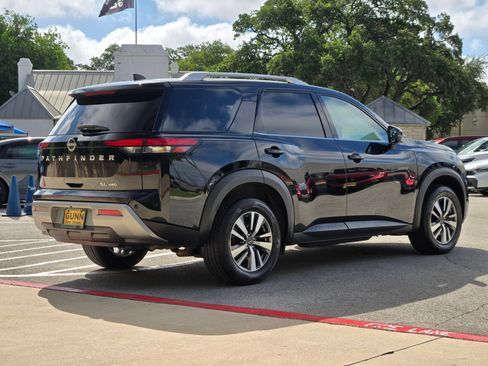 Used 2025 Nissan Pathfinder SL AWD/4WD image 3