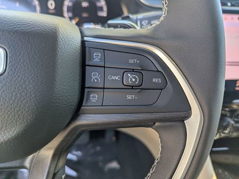 Used 2025 Jeep Grand Cherokee Limited image 28