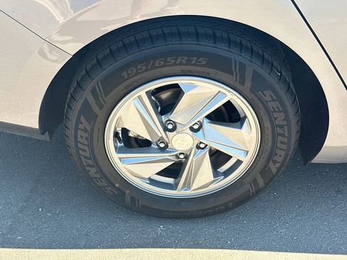 Used 2025 Hyundai Elantra SE FWD image 17