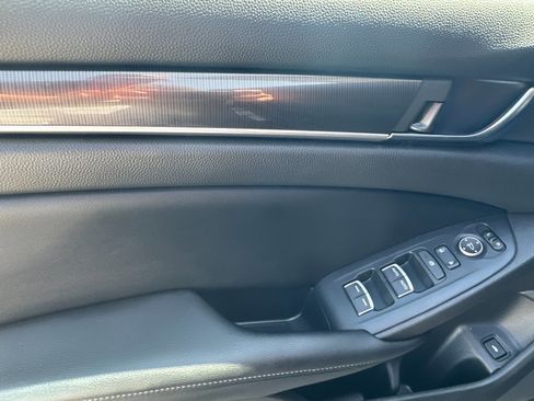 Used 2018 Honda Accord Sport image 11