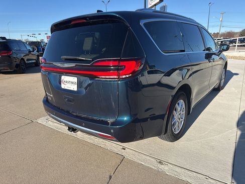 Used 2021 Chrysler Pacifica Touring-L w/ Uconnect Theater Family Group image 8