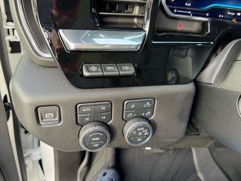 Used 2024 Chevrolet Silverado 1500 High Country AWD/4WD image 12