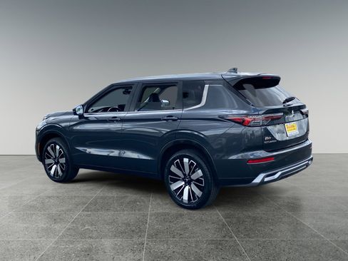 Used 2025 Mitsubishi Outlander AWD image 3