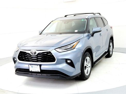 Certified 2021 Toyota Highlander XLE image 2