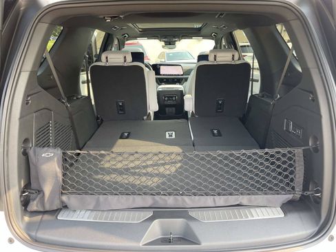 Used 2025 Chevrolet Tahoe Premier AWD/4WD image 12