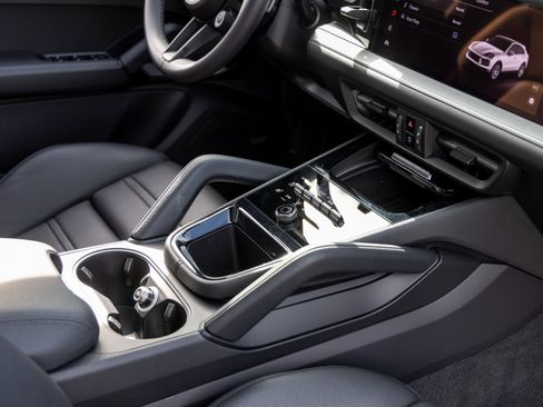 Certified 2025 Porsche Cayenne Coupe image 54