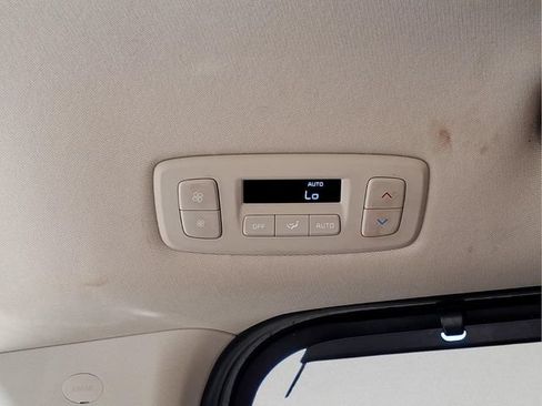 Used 2024 Kia Carnival EX FWD image 21