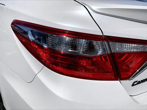 Used 2015 Toyota Camry SE w/ Moonroof Package image 29