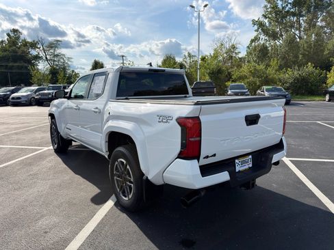 Used 2025 Toyota Tacoma TRD Sport AWD/4WD image 5