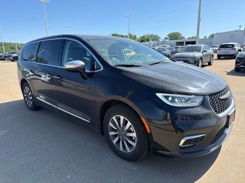 Used 2023 Chrysler Pacifica Limited FWD image 1
