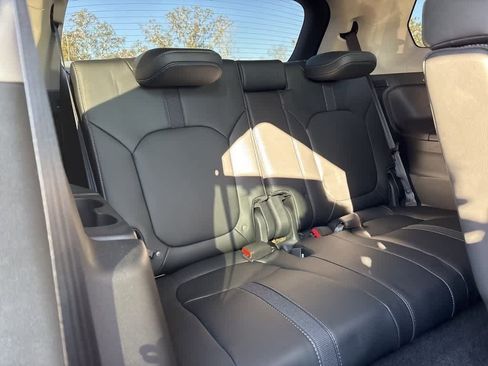 Used 2025 Honda Pilot EX-L image 9