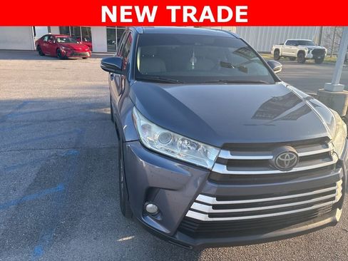Used 2018 Toyota Highlander XLE image 1