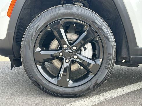 Certified 2025 Jeep Grand Cherokee Limited w/ Black Appearance Package AWD/4WD image 16