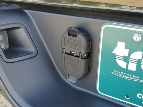 Certified 2025 Jeep Gladiator Sport image 9