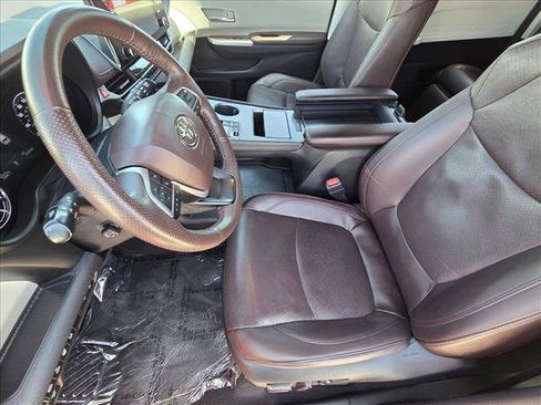 Certified 2023 Toyota Sienna Platinum FWD image 14