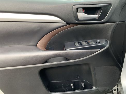Used 2017 Toyota Highlander SE image 15