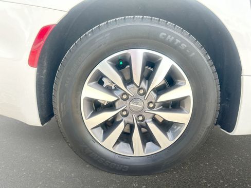Used 2022 Chrysler Pacifica Touring-L FWD image 5