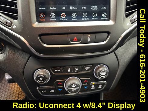 Used 2022 Jeep Cherokee Trailhawk image 3