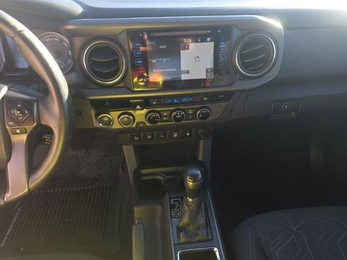 Used 2017 Toyota Tacoma TRD Sport image 28