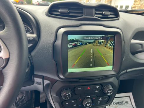 Used 2023 Jeep Renegade Latitude w/ Premium Group image 17