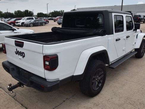 Used 2024 Jeep Gladiator Sport AWD/4WD image 5