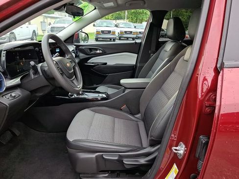 Used 2025 Chevrolet Trax LT FWD image 14