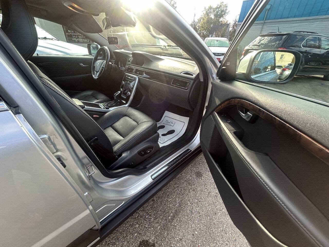 Used 2015 Volvo XC70 T6 w/ Proximity Package AWD/4WD image 9