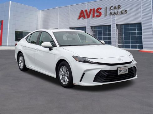 Used 2025 Toyota Camry LE image 3