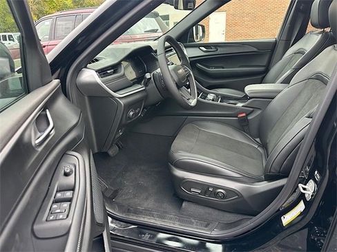 New 2025 Jeep Grand Cherokee Altitude image 11