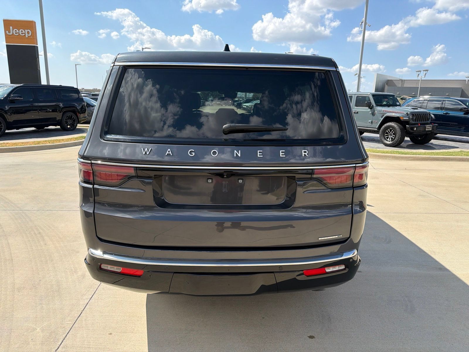 Used 2024 Jeep Wagoneer L Series II w/ Flexible Seating Group RWD image 4