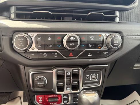 Used 2024 Jeep Gladiator Rubicon w/ Technology Group AWD/4WD image 42