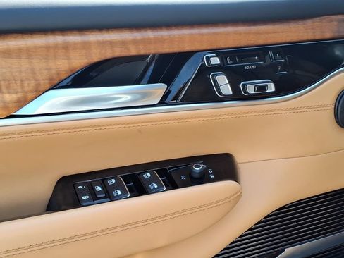 Used 2022 Jeep Grand Wagoneer Series III AWD/4WD image 4
