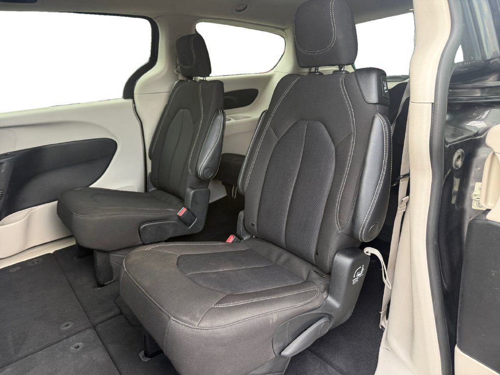 Used 2023 Chrysler Voyager LX FWD image 13