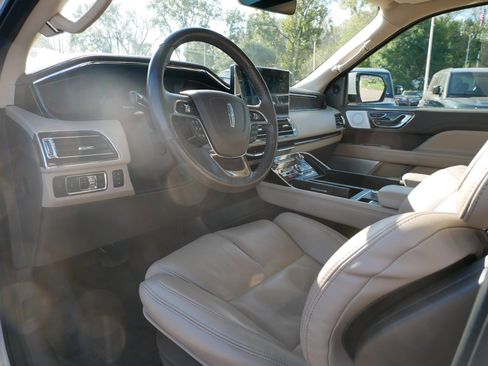 Used 2023 Lincoln Navigator Reserve image 13