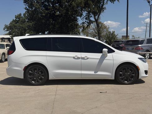 Used 2018 Chrysler Pacifica Touring-L Plus FWD image 5