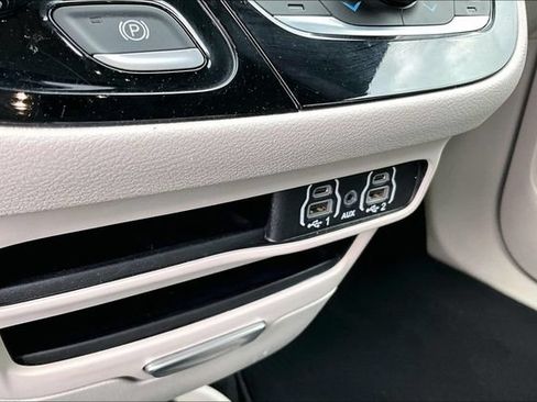 Used 2023 Chrysler Pacifica Touring-L FWD image 15