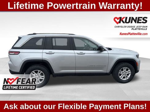 Used 2024 Jeep Grand Cherokee Laredo image 3