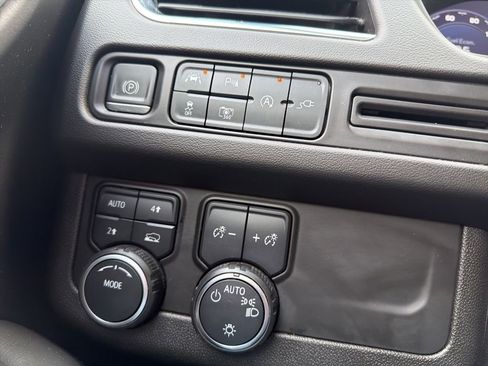 Used 2022 Chevrolet Suburban RST w/ Luxury Package image 21