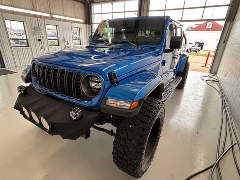 Used 2025 Jeep Gladiator Sport AWD/4WD image 3