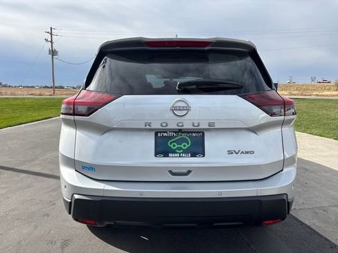 Used 2024 Nissan Rogue SV image 4