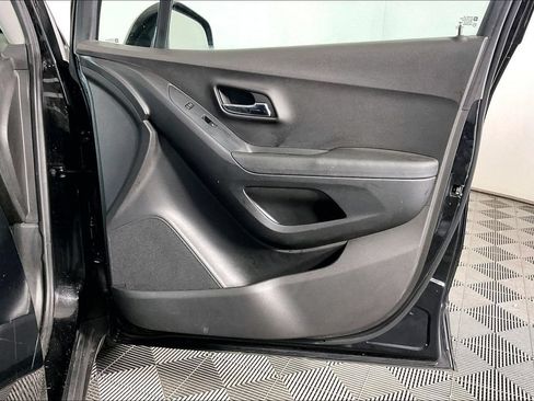 Used 2018 Chevrolet Trax LS FWD image 22