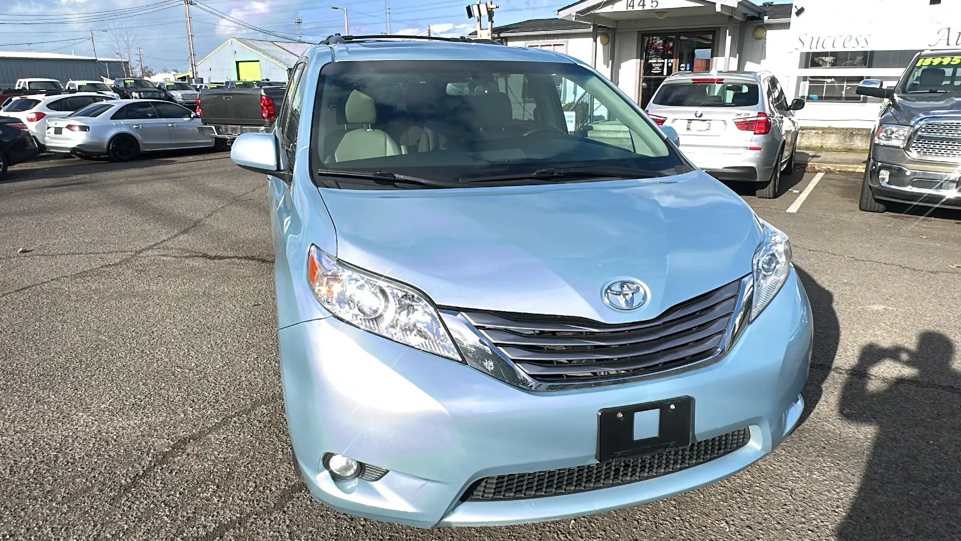 Used 2017 Toyota Sienna XLE Premium AWD/4WD image 1