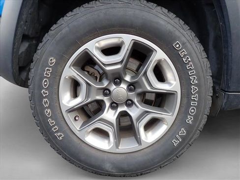 Used 2019 Jeep Cherokee Trailhawk w/ Cold Weather Group AWD/4WD image 6