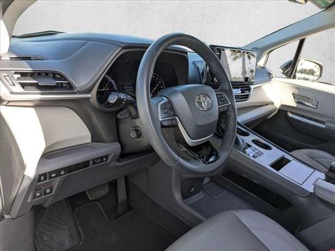Certified 2022 Toyota Sienna Limited image 10